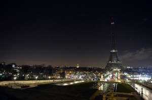 La torre Eiffel apaga sus luces en señal de luto por el atentado