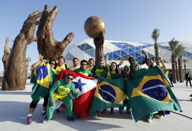 Aficionados brasileños posan antes del partido inaugural del Mundial de balonmano entre Catar y Brasil en el Lusail Multipurpose Hall en Doha. (foto EFE/Guillaume Horcajuelo)