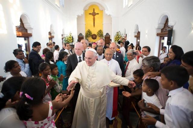 El papa Francisco saluda a diversos fieles durante su visita a Manila. (foto EFE/L'osservatore Romano/Handout)