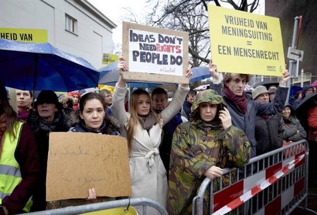 Numerosas personas participan en una manifestación organizada por Amnistía Internacional para pedir la liberación inmediata del bloguero saudí Raif Badawi, frente a la embajada saudí, en La Haya, Holanda. (foto EFE/Martijn Beekman)