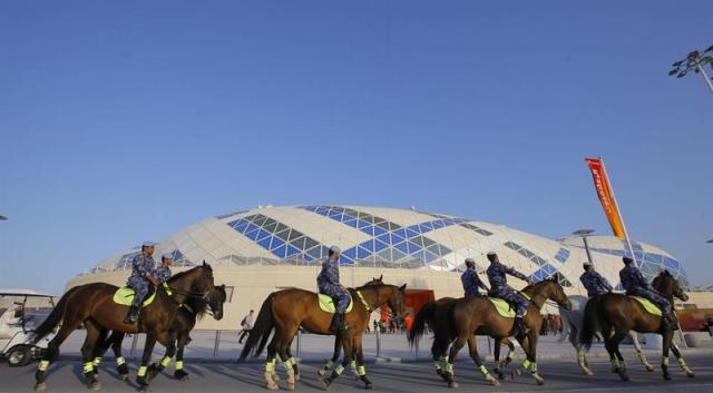Policía montada permanece en guardia antes del partido inaugural del Mundial de balonmano entre Catar y Brasil en el Lusail Multipurpose Hall en Doha. (foto EFE/Robert Ghement)
