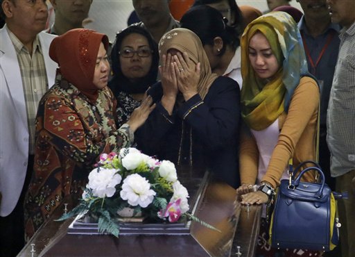 Sepelio de víctima de AirAsia revela gran pérdida familiar