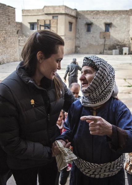 Foto: La actriz estadounidense Angelina Jolie, enviada especial del Alto Comisionado de Naciones Unidas para los Refugiados (ACNUR), reunida con desplazados de la minoría cristiana que viven en un colegio abandonado en Al Qosh (Irak) hoy, lunes 26 de enero de 2015. EFE