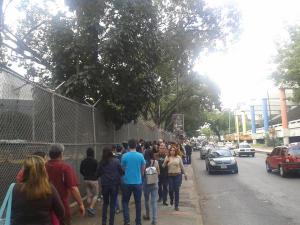 Estudiantes hicieron largas colas en la sede del Cencoex  #12E (Fotos y Video)