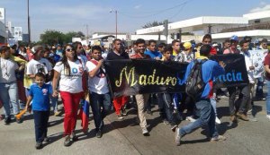 Estudiantes en Barquisimeto: Patria, patria querida, no hay papel no hay harina #23E (Fotos)