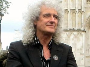 Hospitalizan a legendario guitarrista de Queen, pero no por coronavirus (FOTOS)