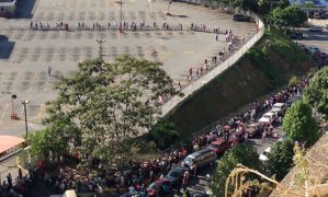 Así están las colas para comprar en los Bicentenarios de Caracas #18E (Fotos)