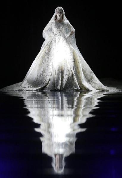 Una modelo muestra una creación de la colección de primavera-verano 2015 de alta costura del diseñador libanés Zuhair Murad durante un desfile celebrado en el ámbito de la Semana de la Moda de París (Francia) hoy, jueves 29 de enero de 2015. EFE/Ian Langsdon