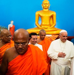 Francisco visita templo budista tras canonizar al primer santo de Sri Lanka