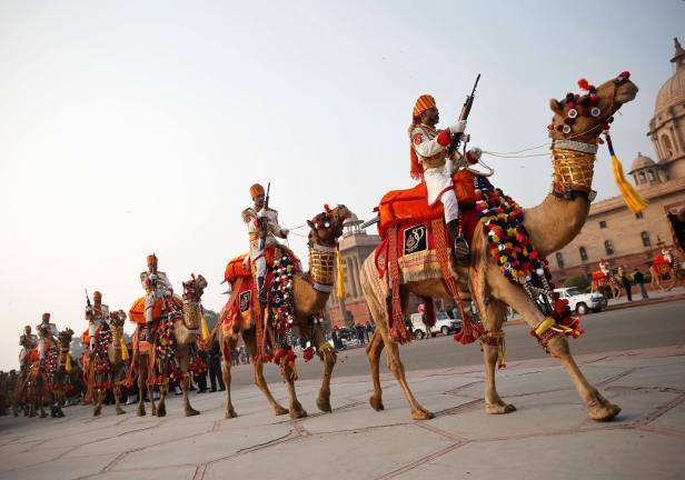 Foto; Fuerza de Seguridad Fronteriza de la India (BSF) soldados montar en sus camellos, mientras ensayan para la ceremonia "Vencer Retiro" en Nueva Delhi. La ceremonia simboliza refugio después de un día en el campo de batalla, y marca el fin oficial del Día de la República de la India celebraciones. Se celebra todos los años el 29 de enero REUTERS