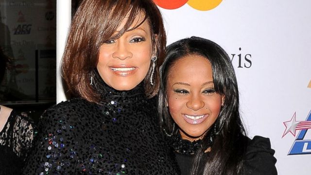 Whitney Houston y su hija Bobbi Cristina quien también falleció trágicamente