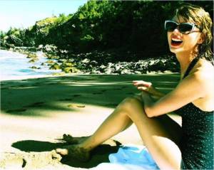 ¡Espectacular! Taylor Swift luce tremendo cuerpazo en las playas de Hawaii (Fotos)