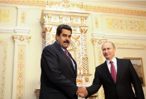 Pese a cinco viajes infructuosos, Maduro insiste en giras para subir el petróleo
