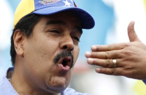 A Maduro se le olvida la hora en televisión y se le sale un $#&7!