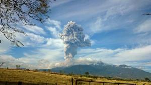 Explosión en Volcán de Colima en México lanza columna de humo de 3.000 metros