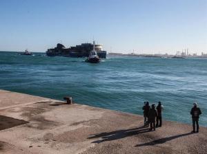 Comienzan investigaciones en ferry incendiado tras llegar remolcado a Italia