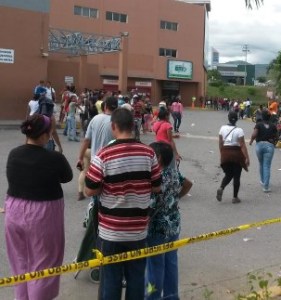 Disturbios en Pdval de Guarenas; contigente de la GNB custodia el local (Fotos)