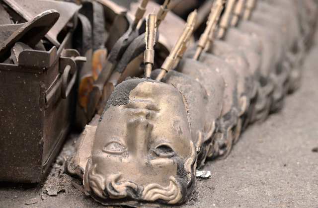 Foto: Parcialmente completados los premios de la Academia Británica de Cine y Televisión (BAFTA) máscaras de bronce se ven en una fundición en el oeste de Londres, 27 de enero de 2015. Las máscaras se está colando / REUTERS