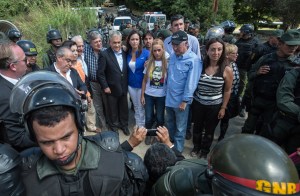 Gobierno bolivariano impide a expresidentes visitar a López: Imágenes dan la vuelta al mundo