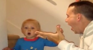 La inocente reacción de este pequeño cuando su papá se “come” un juguete