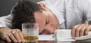 Trabajar en exceso aumenta el riesgo de caer en el alcoholismo