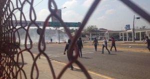 Aparecen los colectivos durante represión de la PNB a estudiantes de Urbe (Fotos)