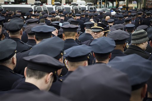 Miles de policías dan la espalda a alcalde de Nueva York