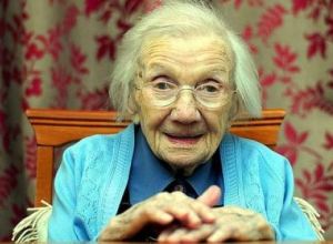 Mujer de 109 años dice que el secreto para una vida larga es evitar a los hombres