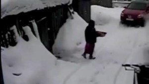 Una mujer atropella varias veces a su vecina por rayar su auto (Video)