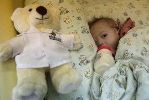 Australia da ciudadanía a bebé abandonado con síndrome de Down