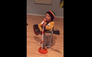 Niño de dos años hace tributo a  Bob Marley (Video)