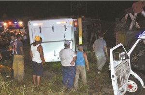 Camión cargado de carne fue asaltado por vecinos de Tocuyito, luego de que se volcara