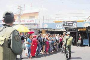 Marcaje, puños y “vende cupos” toman las colas de Maracaibo