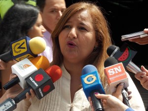 Diputada Dinorah Figuera rechazó detenciones y agresiones a venezolanos en colas de mercados