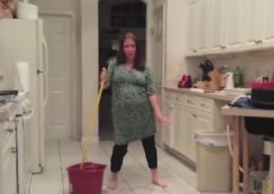 Rompe fuente mientras realiza sexy baile (Video)
