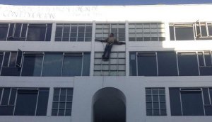 Estudiante colombiano se crucifica a 20 metros de altura por crisis en universidad