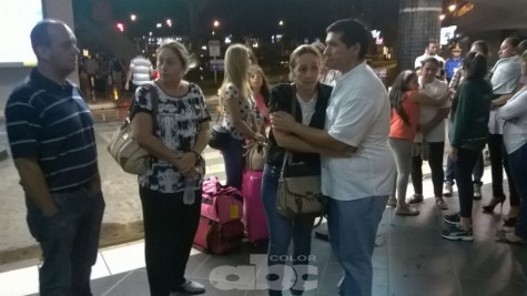 Los familiares de Maria Liz esperando el cuerpo en el aeropuerto 