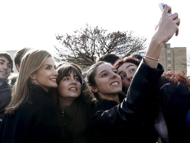  La reina Letizia se hace una fotografía junto a varias estudiantes tras la inauguración hoy del Museo Universidad de Navarra, un edificio diseñado por Moneo que albergará una importante colección de obras de arte donadas al centro universitario. EFE/Jesús Diges 