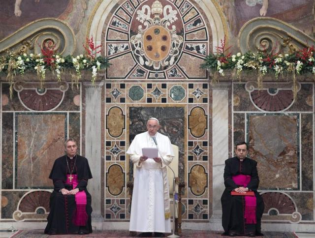 El papa Francisco (c) recibe a los nuevos embajadores de la Santa Sede en el Vaticano, hoy, 12 de enero de 2015. EFE/CLAUDIO PERI / POOL