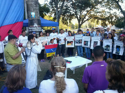 Encadenados realizaron oración por liberación de los presos políticos
