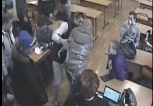 Joven ruso muere tras ataque de bullying en el colegio (Video)