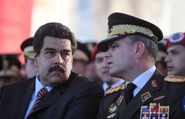 El presidente de Venezuela, Nicolás Maduro, con el ministro de Defensa Vladimir Padrino  (Foto EFE)
