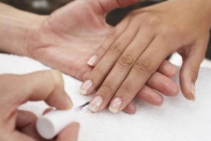 Manicure casi termina en tragedia: Mujer fue a hacerse las uñas y estuvo a nada de perder el dedo