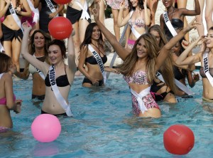 Aspirantes a Miss Universo desfilan en traje de baño (Fotos)