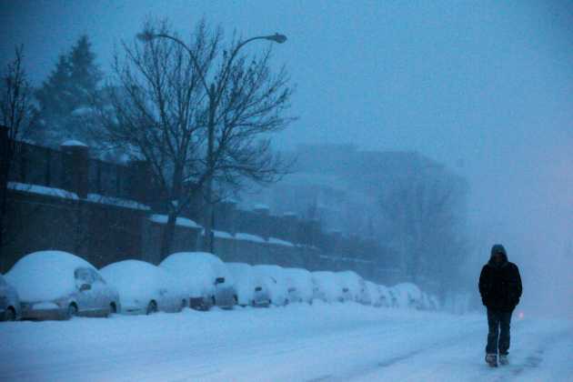 Foto: Una persona camina bajo la nieve durante una tormenta en Somerville, 27 enero, 2015. El noreste de Estados Unidos quedó cubierto el martes por más de 30 centímetros de nieve tras una tormenta que no llegó a ser tan dura como aseguraban alarmantes pronósticos, que llevaron a la cancelación de miles de vuelos, cierres de escuelas y límites a la circulación de vehículos. REUTERS