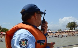 Rescatan a tres personas que se ahogaban en playas de Río Chico