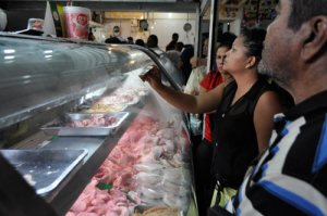 Clientes madrugan para comprar pollo en Puerto La Cruz