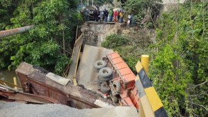 Mueren dos personas  tras colapsar puente en Anzoátegui (Fotos)