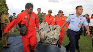 Hallan víctimas atadas a sus asientos en el avión de AirAsia