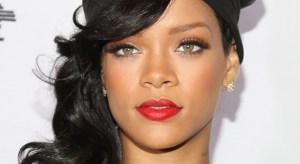 ¡Qué rico! Rihanna hace “twerking” hasta comiendo (Video)